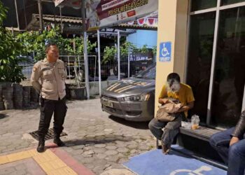 Petugas Polsek Mergangsan mengamankan seorang pria berinisial AB yang sempat membuat kericuhan di depan Mie Gacoan, Jalan Tamansiswa, Yogyakarta