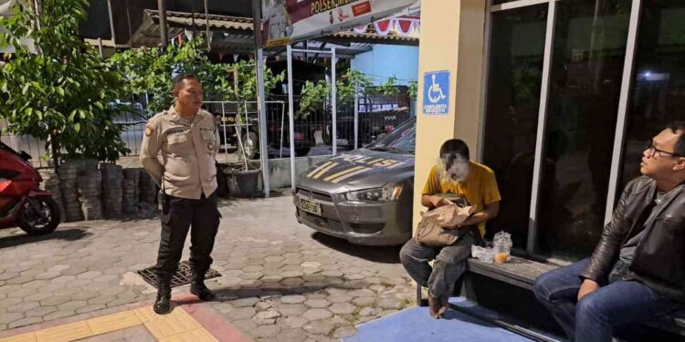 Petugas Polsek Mergangsan mengamankan seorang pria berinisial AB yang sempat membuat kericuhan di depan Mie Gacoan, Jalan Tamansiswa, Yogyakarta