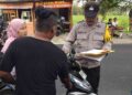 Petugas Polsek Pajangan melakukan pendataan kendaraan yang terlibat kecelakaan beruntun di Jalan Raya Kalakijo–Gesikan, Pajangan, Bantul