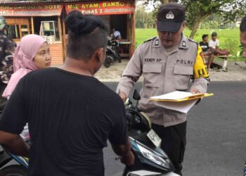 Petugas Polsek Pajangan melakukan pendataan kendaraan yang terlibat kecelakaan beruntun di Jalan Raya Kalakijo–Gesikan, Pajangan, Bantul