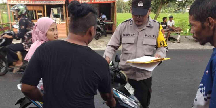 Petugas Polsek Pajangan melakukan pendataan kendaraan yang terlibat kecelakaan beruntun di Jalan Raya Kalakijo–Gesikan, Pajangan, Bantul