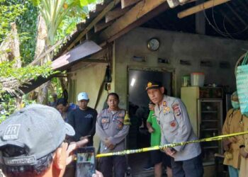 Petugas Polsek Sanden bersama Inafis Polres Bantul melakukan olah tempat kejadian perkara penemuan pria asal Bogor yang meninggal dunia di dalam kamar rumah warga di Dusun Ngujung, Gadingharjo, Sanden, Bantul, Sabtu (13/9/2025).