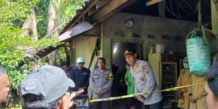 Petugas Polsek Sanden bersama Inafis Polres Bantul melakukan olah tempat kejadian perkara penemuan pria asal Bogor yang meninggal dunia di dalam kamar rumah warga di Dusun Ngujung, Gadingharjo, Sanden, Bantul, Sabtu (13/9/2025).