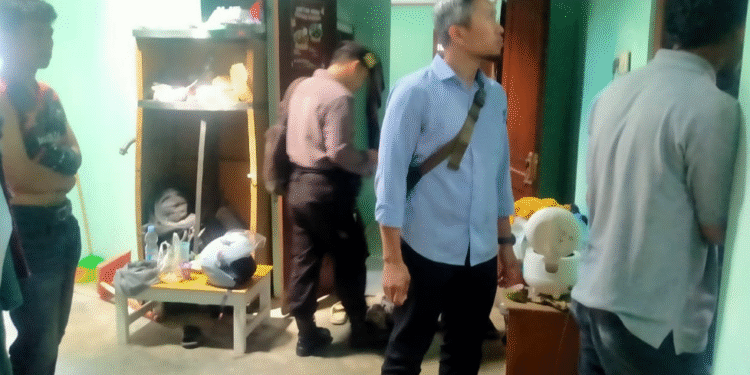 Petugas Polsek Sedayu melakukan olah tempat kejadian perkara (TKP) kasus pencurian laptop di sebuah kontrakan mahasiswa di Dusun Panggang, Argomulyo, Sedayu, Bantul