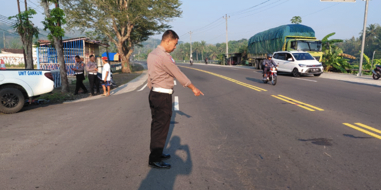 Petugas Unit Laka Lantas Polres Kulon Progo melakukan olah TKP kecelakaan lalu lintas di Jalan Wates–Jogja Km 5, Dusun Milir, Kalurahan Kedungsari, Kecamatan Pengasih