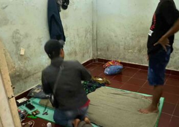 Petugas bersama warga saat berada di kamar kontrakan di Dusun Jomegatan, Nitiprayan, Kasihan, Bantul