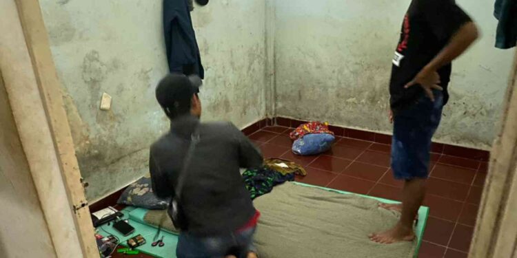 Petugas bersama warga saat berada di kamar kontrakan di Dusun Jomegatan, Nitiprayan, Kasihan, Bantul