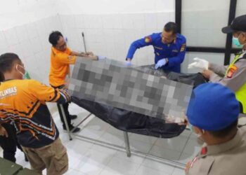 Petugas gabungan mengevakuasi dan melakukan pemeriksaan terhadap jenazah pria yang ditemukan mengapung di Pantai Baron, Gunungkidul, sebelum dibawa ke RSUD Wonosari