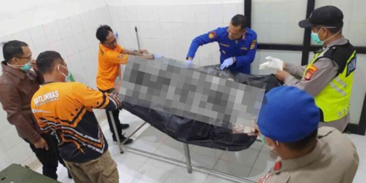 Petugas gabungan mengevakuasi dan melakukan pemeriksaan terhadap jenazah pria yang ditemukan mengapung di Pantai Baron, Gunungkidul, sebelum dibawa ke RSUD Wonosari