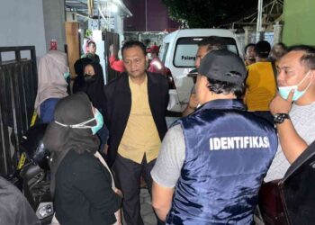 Petugas identifikasi bersama warga saat melakukan pemeriksaan di lokasi penemuan mayat seorang pria di Perumahan Griya Windriya, Dusun Prancak Pandes, Panggungharjo