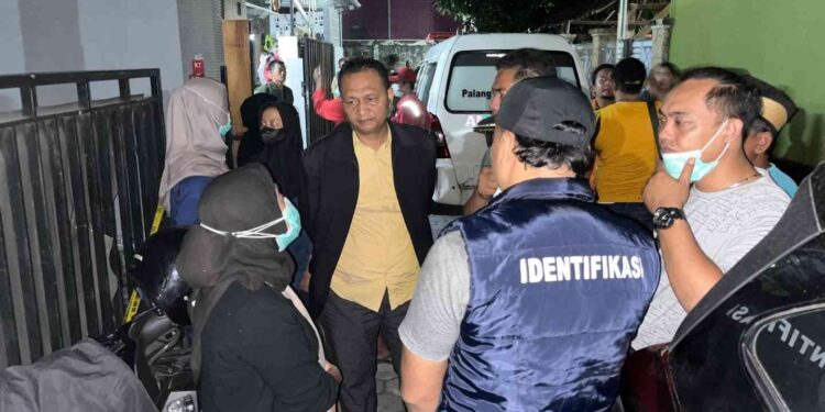Petugas identifikasi bersama warga saat melakukan pemeriksaan di lokasi penemuan mayat seorang pria di Perumahan Griya Windriya, Dusun Prancak Pandes, Panggungharjo