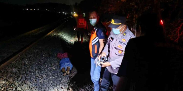 Petugas kepolisian bersama medis mengevakuasi korban kecelakaan tertemper KA Bogowonto di perlintasan Km 522+1, Sentolo, Kulon Progo