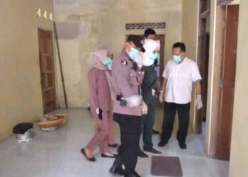 Petugas kepolisian bersama tim medis melakukan pemeriksaan di lokasi penemuan mayat seorang perempuan di Dusun Dadapbong, Sendangsari, Pajangan, Bantul, Rabu (3/9/2025). (Foto: Istimewa/Polres Bantul)