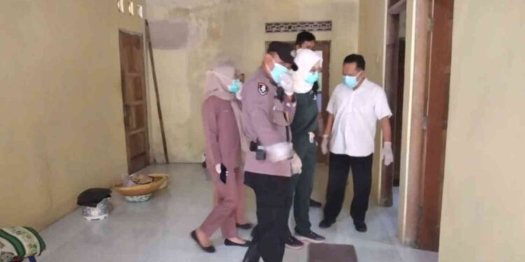 Petugas kepolisian bersama tim medis melakukan pemeriksaan di lokasi penemuan mayat seorang perempuan di Dusun Dadapbong, Sendangsari, Pajangan, Bantul, Rabu (3/9/2025). (Foto: Istimewa/Polres Bantul)