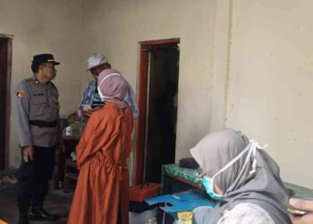 Petugas kepolisian bersama tim medis melakukan pemeriksaan di lokasi penemuan pria meninggal dunia di sebuah kamar mandi kos di Dusun Brajan, Tamantirto