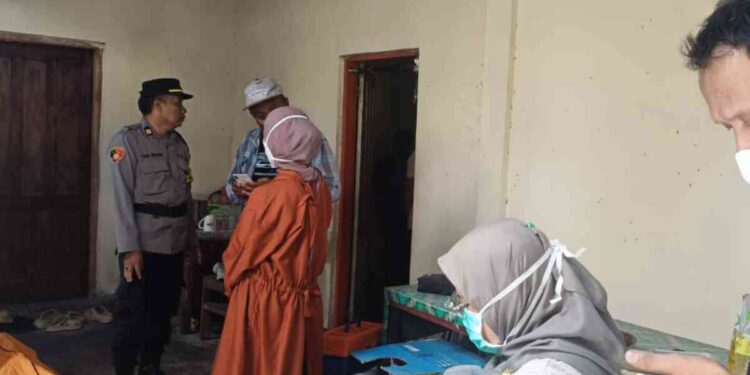 Petugas kepolisian bersama tim medis melakukan pemeriksaan di lokasi penemuan pria meninggal dunia di sebuah kamar mandi kos di Dusun Brajan, Tamantirto