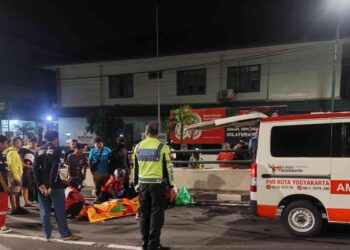 Petugas kepolisian bersama tim medis mengevakuasi korban kecelakaan di Jembatan Layang Lempuyangan, Yogyakarta, Sabtu (27/9/2025)