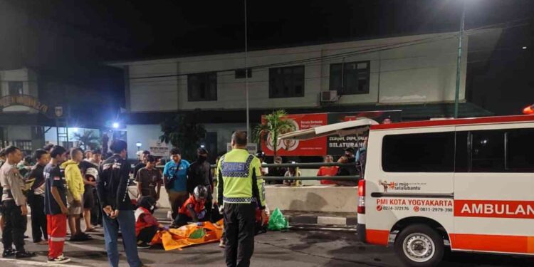 Petugas kepolisian bersama tim medis mengevakuasi korban kecelakaan di Jembatan Layang Lempuyangan, Yogyakarta, Sabtu (27/9/2025)