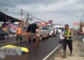 Petugas kepolisian bersama tim medis mengevakuasi korban kecelakaan lalu lintas di depan SPBU Mantub, Baturetno, Banguntapan, Bantul, Senin (15/9/2025). Seorang pengendara motor tewas di lokasi setelah terjatuh dan tertabrak truk boks.