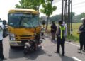 Petugas kepolisian bersama warga berada di lokasi kecelakaan antara sepeda motor Honda Revo dan kendaraan Isuzu ELF di Jalan Raya Yogya-Wates, Sedayu, Bantul, Minggu (21/9/2025).