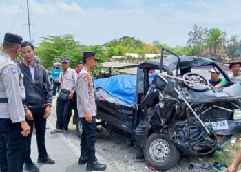 Petugas kepolisian melakukan olah TKP di lokasi kecelakaan antara bus dan Suzuki Carry di Jalan Sampakan–Ngablak, Piyungan