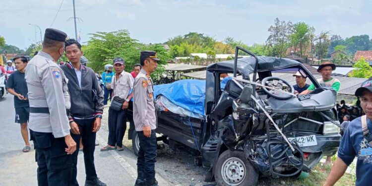Petugas kepolisian melakukan olah TKP di lokasi kecelakaan antara bus dan Suzuki Carry di Jalan Sampakan–Ngablak, Piyungan