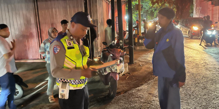 Petugas kepolisian melakukan olah tempat kejadian perkara (TKP) kecelakaan lalu lintas di Jalan Bantul, Dusun Nyemengan, Tirtonirmolo, Kasihan, Bantul, Sabtu (6/9/2025) dini hari.