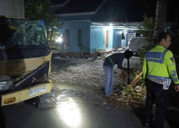 Petugas kepolisian melakukan olah tempat kejadian perkara (TKP) usai truk ringan menabrak pohon kelapa di Jalan Kledekan Lor, Temon, Kulon Progo