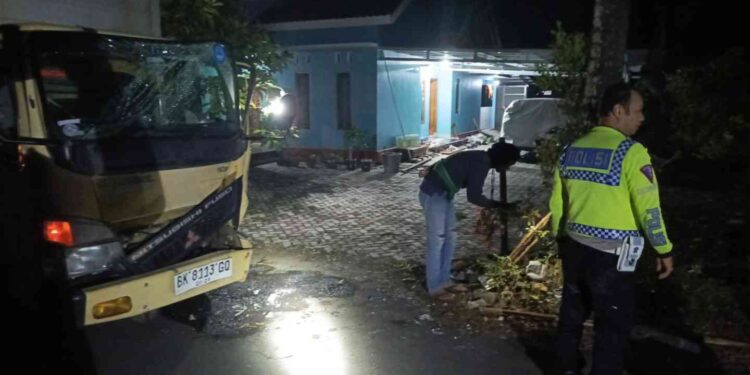 Petugas kepolisian melakukan olah tempat kejadian perkara (TKP) usai truk ringan menabrak pohon kelapa di Jalan Kledekan Lor, Temon, Kulon Progo