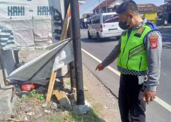 Petugas kepolisian menunjukkan lokasi tiang telekomunikasi di Jalan Jogja–Wonosari, Piyungan, Bantul, yang ditabrak sepeda motor dalam kecelakaan tunggal pada Rabu (3/9/2025) pagi.
