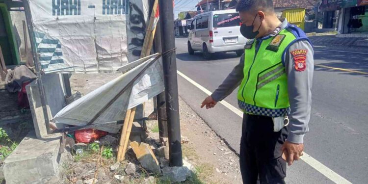 Petugas kepolisian menunjukkan lokasi tiang telekomunikasi di Jalan Jogja–Wonosari, Piyungan, Bantul, yang ditabrak sepeda motor dalam kecelakaan tunggal pada Rabu (3/9/2025) pagi.