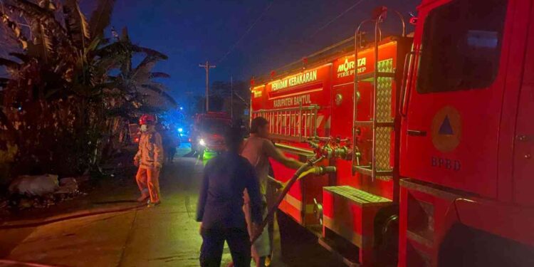 Petugas pemadam kebakaran Kabupaten Bantul berupaya memadamkan api yang membakar gudang rosok plastik di Dusun Pandes I, Wonokromo, Pleret