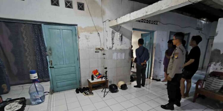 Polisi bersama mahasiswa memeriksa Posko KKN UII di Dusun Piring I, Murtigading, Sanden, Bantul, lokasi hilangnya laptop milik salah satu peserta KKN