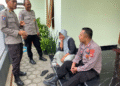 Polisi dari Polda DIY melakukan sambang dan bimbingan penyuluhan (Binluh) dengan berdialog langsung bersama warga Dusun Sanggrahan