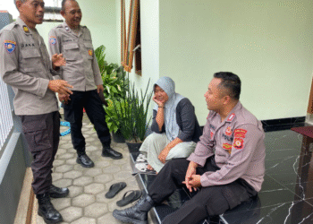 Polisi dari Polda DIY melakukan sambang dan bimbingan penyuluhan (Binluh) dengan berdialog langsung bersama warga Dusun Sanggrahan
