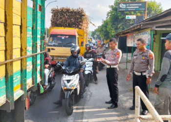 Polisi melakukan pemeriksaan dan pendataan di lokasi kecelakaan lalu lintas di Jalan Prambanan–Piyungan