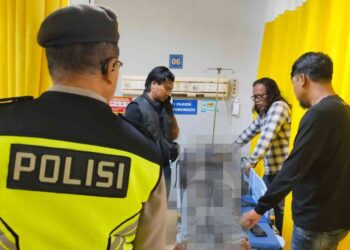 Polisi mendampingi proses penanganan medis terhadap pemuda asal Ngaglik yang sebelumnya ditemukan tergeletak di pinggir Jalan Monjali Sleman