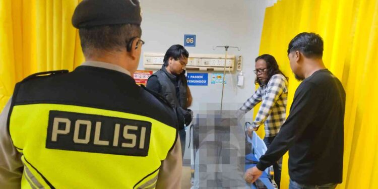 Polisi mendampingi proses penanganan medis terhadap pemuda asal Ngaglik yang sebelumnya ditemukan tergeletak di pinggir Jalan Monjali Sleman