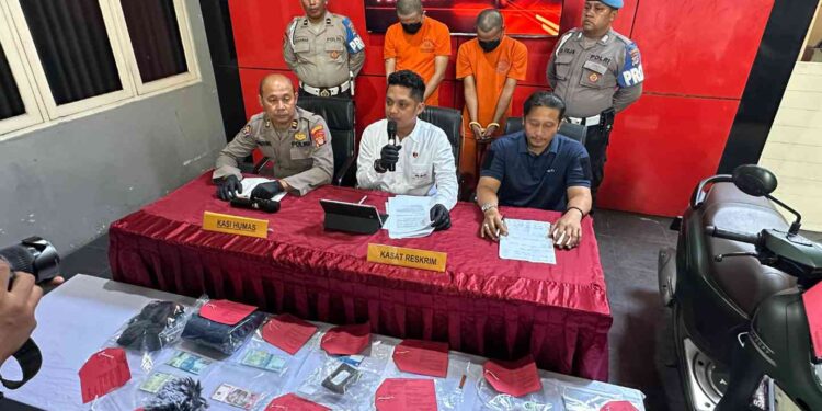 Polresta Yogyakarta saat menggelar konferensi pers ungkap kasus pencurian dengan modus ganjal mesin ATM. Dua tersangka diamankan bersama sejumlah barang bukti hasil kejahatan, sementara dua pelaku lain masih dalam pengejaran.