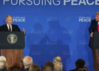 Presiden Rusia Vladimir Putin (Kiri) memberikan keterangan pada konferensi pers bersama dengan Presiden AS Donald Trump setelah menyelesaikan pembicaraan mereka di Anchorage