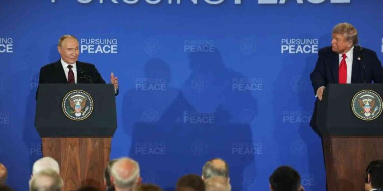 Presiden Rusia Vladimir Putin (Kiri) memberikan keterangan pada konferensi pers bersama dengan Presiden AS Donald Trump setelah menyelesaikan pembicaraan mereka di Anchorage