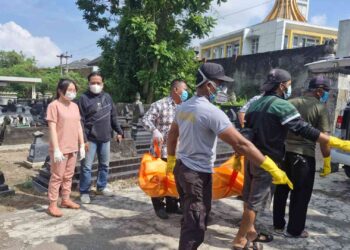 Proses evakuasi jasad misterius di Makam Randuguwang, Sleman, oleh tim Inafis Polresta Sleman dan tenaga medis