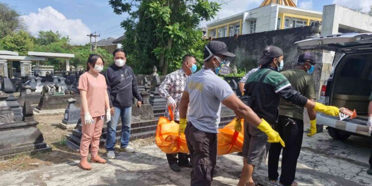 Proses evakuasi jasad misterius di Makam Randuguwang, Sleman, oleh tim Inafis Polresta Sleman dan tenaga medis