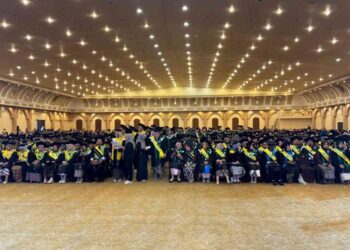 Ratusan wisudawan Universitas Alma Ata mengikuti prosesi wisuda di Kemala Ballroom, Sleman City Hall, Rabu (3/9/2025). Acara berlangsung khidmat dengan dihadiri keluarga, dosen, serta pimpinan universitas.