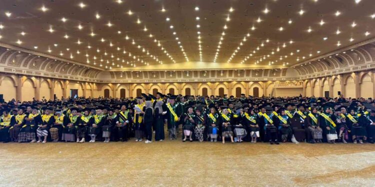 Ratusan wisudawan Universitas Alma Ata mengikuti prosesi wisuda di Kemala Ballroom, Sleman City Hall, Rabu (3/9/2025). Acara berlangsung khidmat dengan dihadiri keluarga, dosen, serta pimpinan universitas.