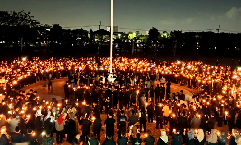 Ribuan mahasiswa Universitas Negeri Surabaya (Unesa) menyalakan lilin di Lapangan Rektorat Kampus 2 untuk menyerukan kondusivitas negara.