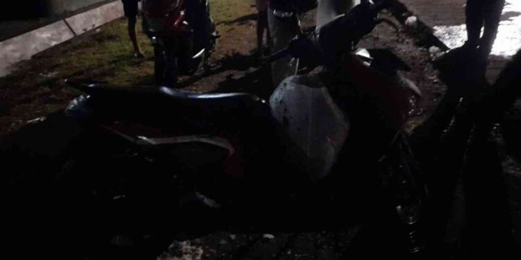 Salah satu sepeda motor yang terlibat kecelakaan di Jalan Parangtritis, depan PLN Dusun Druwo, Sewon, Bantul,