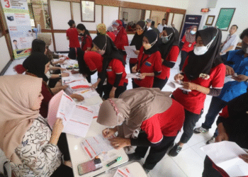 Sejumlah buruh pabrik rokok PT Gudang Garam Tbk antre mengambil Bantuan Langsung Tunai (BLT) Dana Bagi Hasil Cukai Hasil Tembakau (DBHCHT) di Kediri