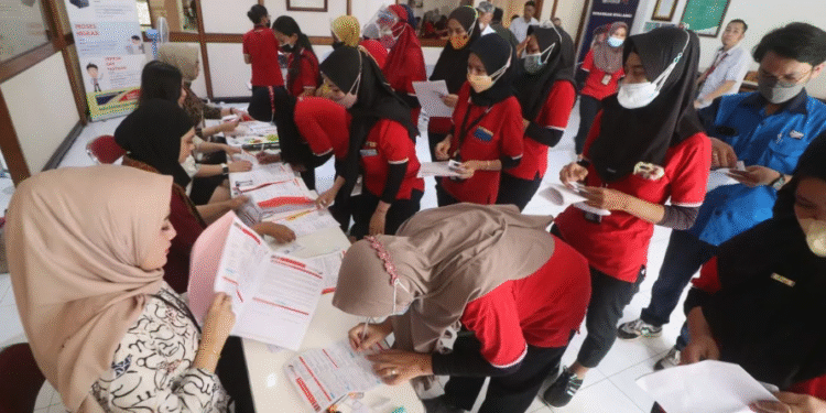 Sejumlah buruh pabrik rokok PT Gudang Garam Tbk antre mengambil Bantuan Langsung Tunai (BLT) Dana Bagi Hasil Cukai Hasil Tembakau (DBHCHT) di Kediri