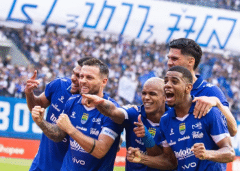 Sejumlah pesepak bola Persib Bandung berselebrasi usai mencetak gol melawan Semen Padang saat pertandingan BRI Super League 2025